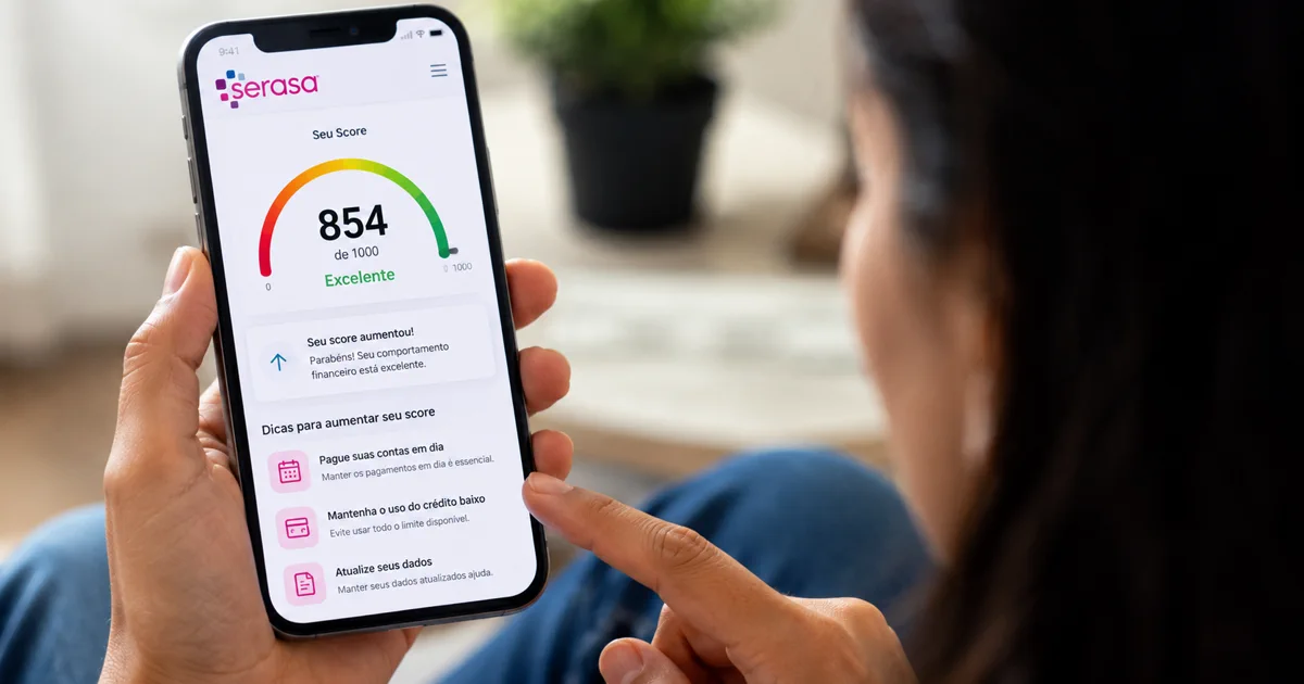 Pessoa consulta o Score Serasa no celular e ve dicas para melhorar a pontuacao de credito.